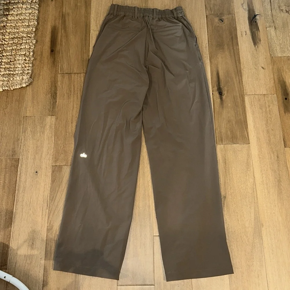 Alo High waist trouser size small olive ( has one small spot on back pocket) - Picture 4 of 5